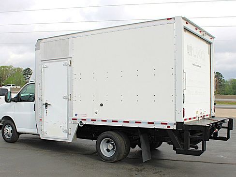 Used 2017 Chevrolet Express 3500 RWD image 5