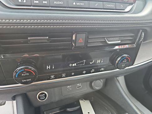 Used 2021 Nissan Rogue SV image 16