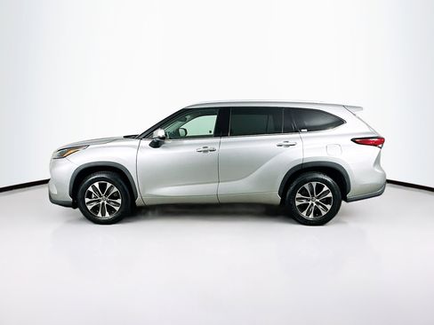 Used 2022 Toyota Highlander XLE image 4