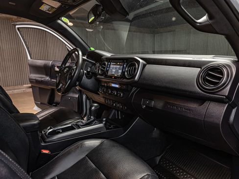 Used 2019 Toyota Tacoma TRD Off-Road AWD/4WD image 14