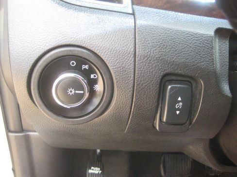 Used 2018 Ford Taurus Limited FWD image 18