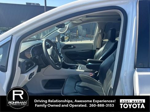 Used 2024 Chrysler Pacifica Limited image 8