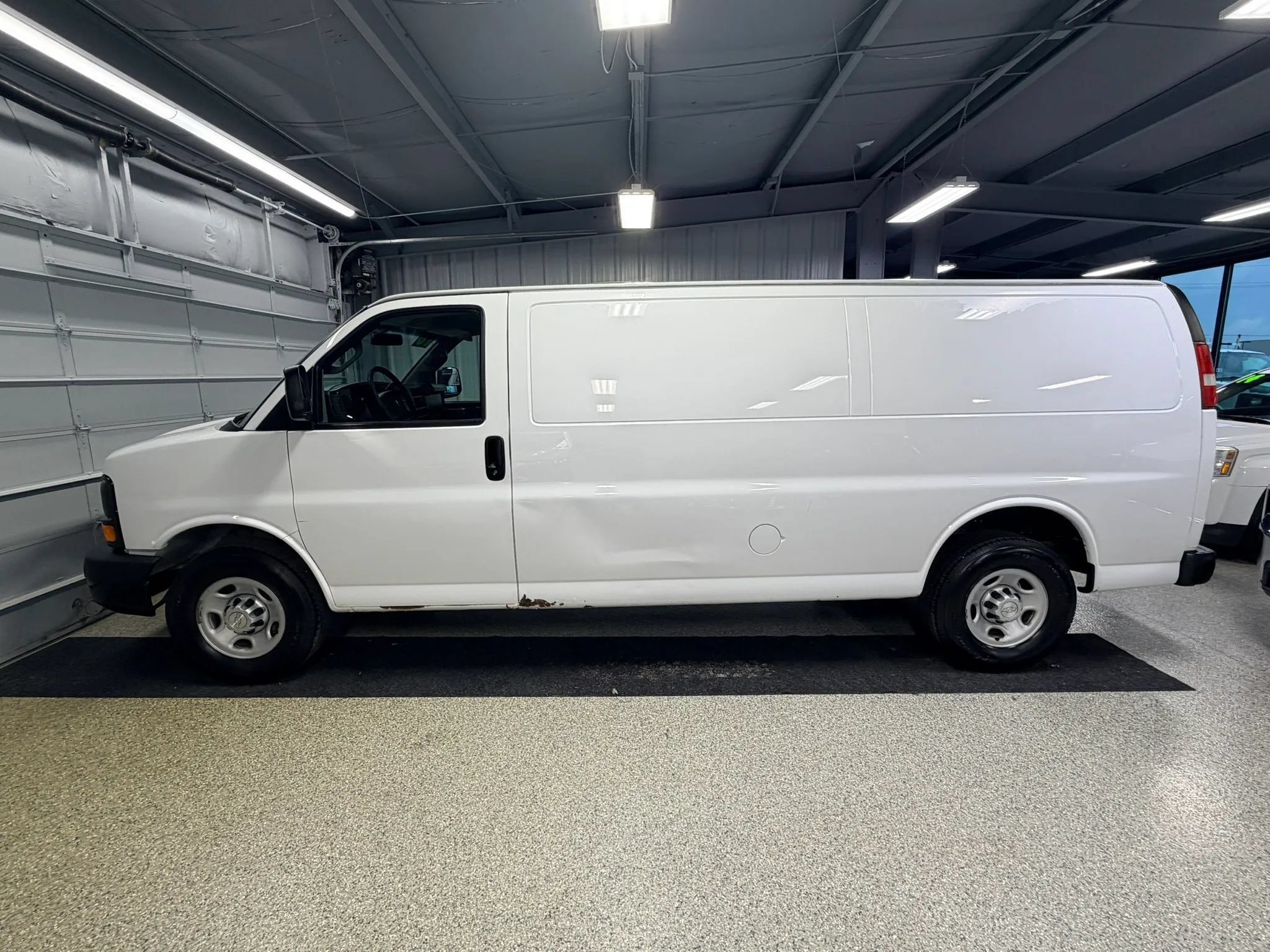 Used 2016 Chevrolet Express 3500 Extended RWD image 5