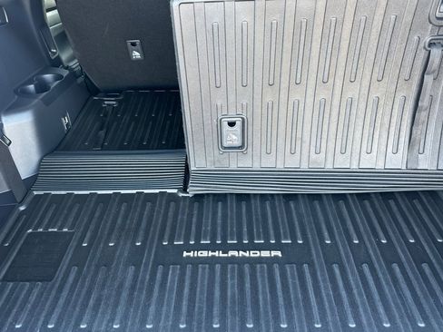 Certified 2024 Toyota Highlander XLE image 15