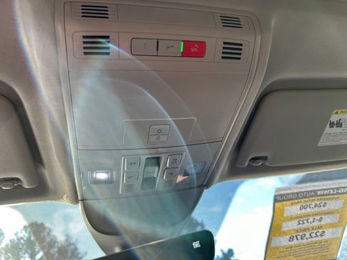 Certified 2023 Volkswagen Taos SE image 29