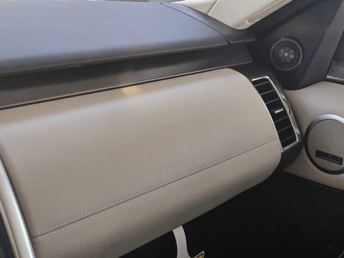 Used 2025 Land Rover Discovery Metropolitan Edition image 28