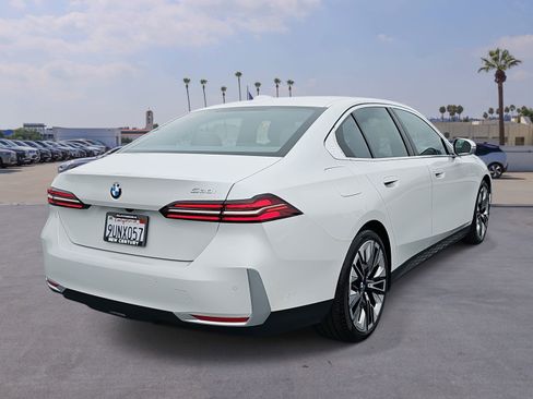 Used 2025 BMW 530i w/ Premium Package image 5