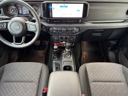 Used 2025 Jeep Gladiator Mojave w/ Convenience Group AWD/4WD image 14