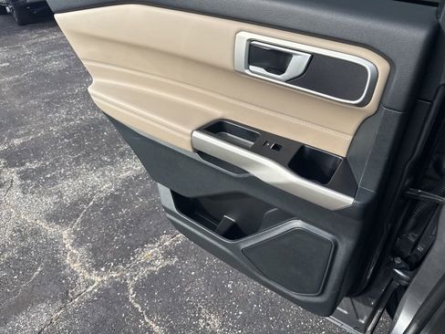 Used 2023 Ford Explorer XLT image 29