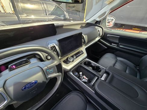 Used 2025 Ford Expedition Max Platinum w/ Driver's Package image 14