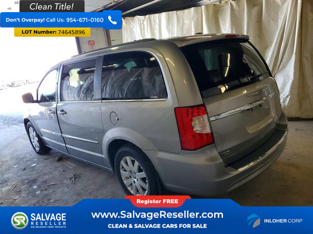Used 2016 Chrysler Town & Country Touring FWD image 3