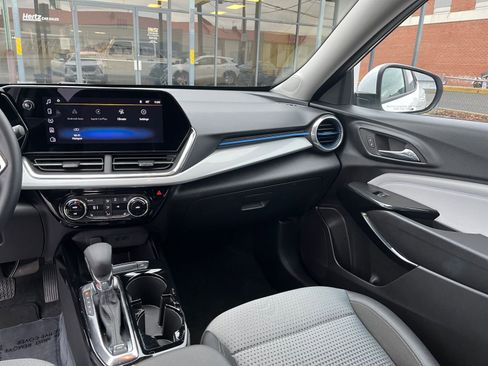 Used 2025 Chevrolet Trax LT w/ LT Convenience Package image 34