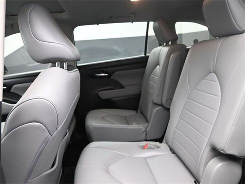 Used 2021 Toyota Highlander XLE image 13