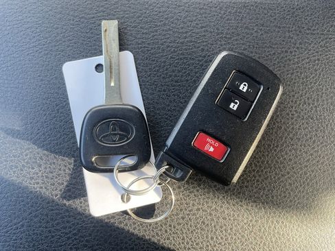 Used 2017 Toyota Tacoma TRD Sport w/ Tow Package (A/T) image 28