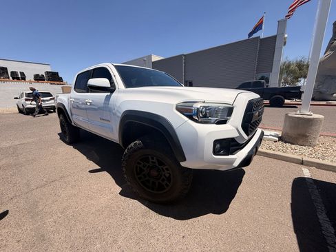 Used 2016 Toyota Tacoma TRD Off-Road w/ Premium & Technology Package AWD/4WD image 2