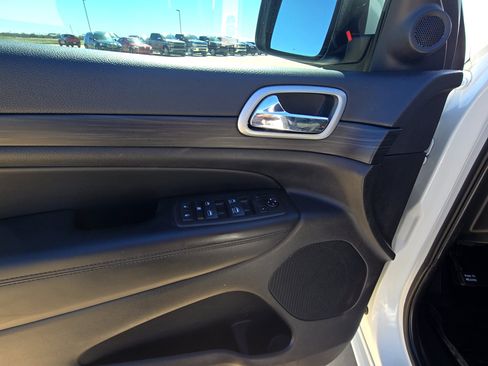 Used 2021 Jeep Grand Cherokee Laredo X image 9