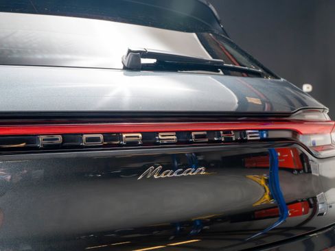 Certified 2025 Porsche Macan AWD/4WD image 14