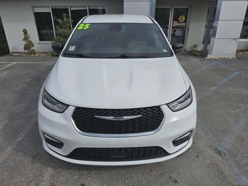 Used 2025 Chrysler Pacifica Select image 9