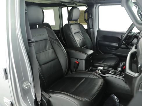 Used 2018 Jeep Wrangler Unlimited Sahara image 13