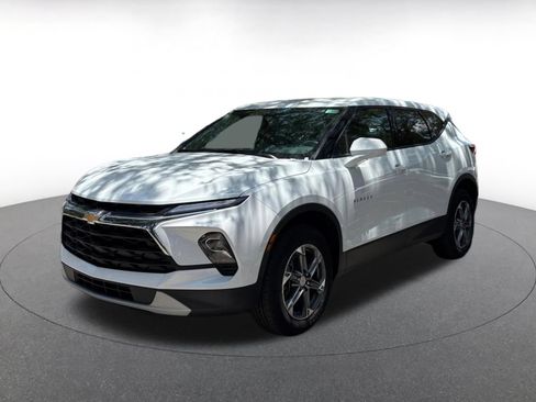 Used 2026 Chevrolet Blazer LT FWD image 3