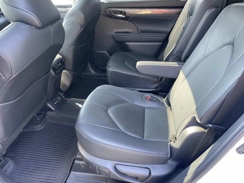 Used 2021 Toyota Highlander Limited FWD image 11