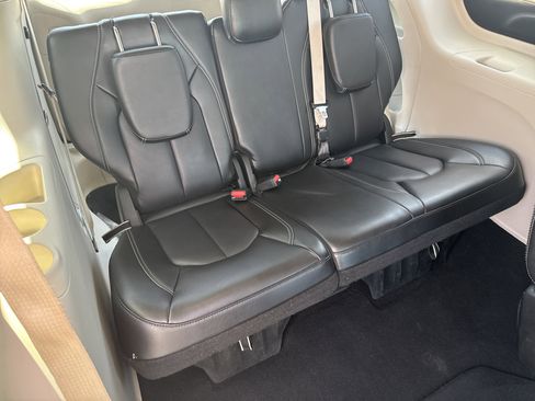 Used 2023 Chrysler Pacifica Touring-L FWD image 17