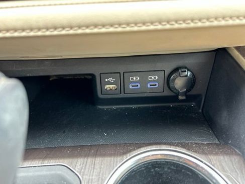 Used 2022 Toyota Highlander Limited FWD image 23