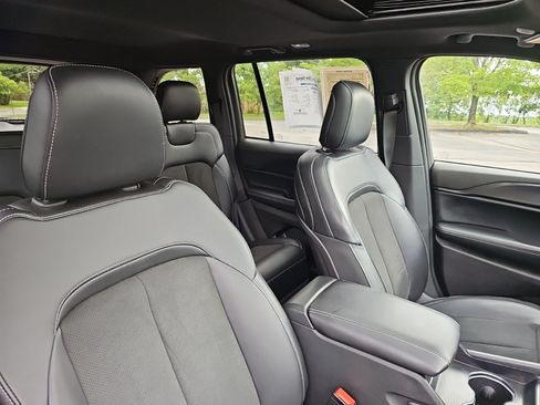 Used 2025 Jeep Grand Cherokee Altitude AWD/4WD image 11