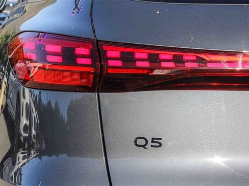 Used 2025 Audi Q5 Premium w/ Convenience Package image 11