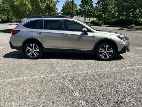 Used 2018 Subaru Outback 2.5i Limited AWD/4WD image 8