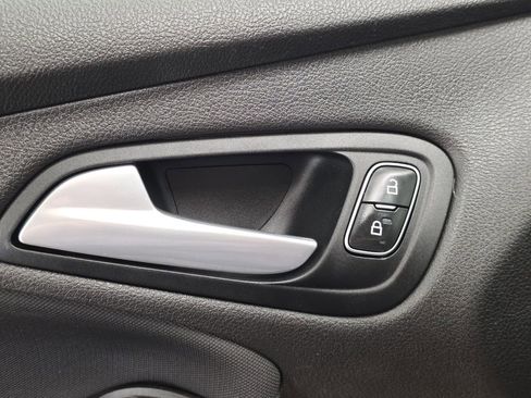 Used 2018 Ford Focus SE w/ Cold Weather Package image 25