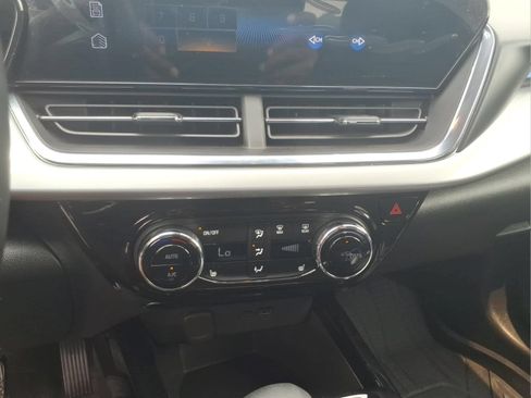 Used 2025 Chevrolet Trax LT w/ LT Convenience Package FWD image 16