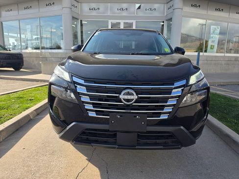 Used 2025 Nissan Rogue SV image 2
