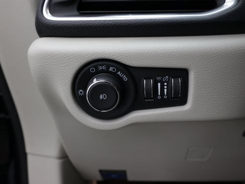 Used 2023 Chrysler Pacifica Limited FWD image 21