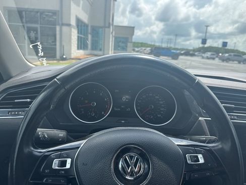 Used 2018 Volkswagen Tiguan SE w/ Panoramic Sunroof Package FWD image 19