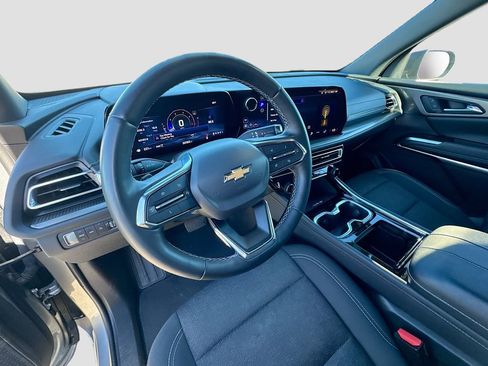 Used 2024 Chevrolet Traverse LT image 9