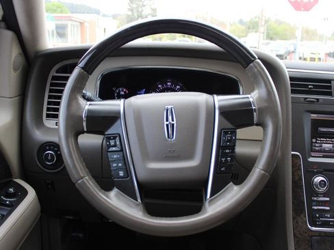 Used 2015 Lincoln Navigator L 4WD image 10