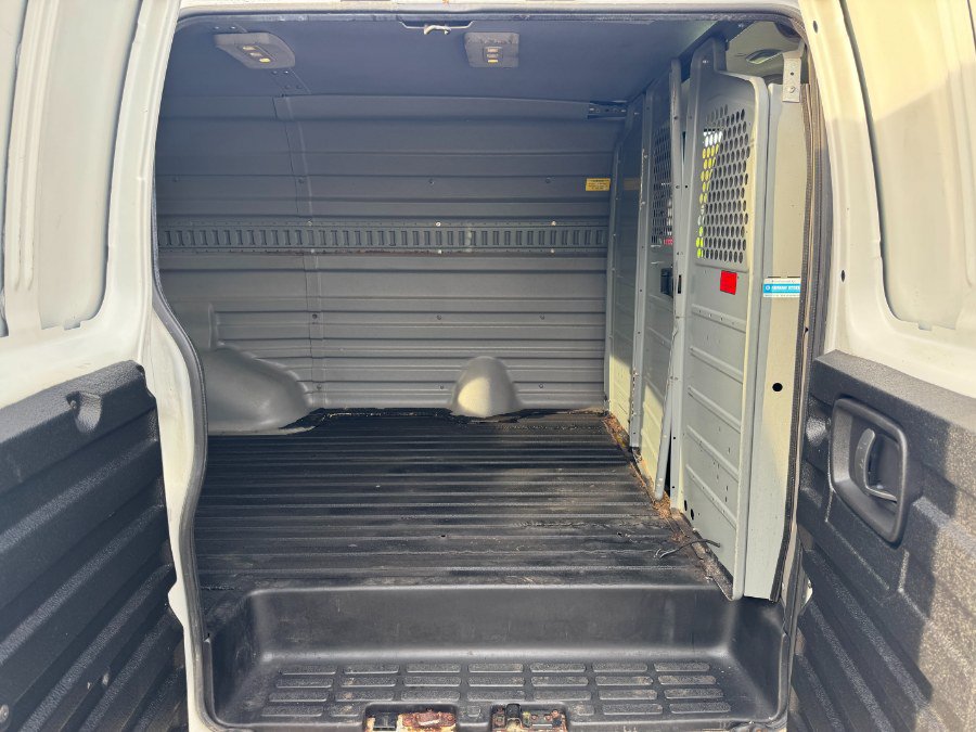 Used 2015 Chevrolet Express 3500 RWD image 17