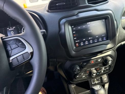Used 2018 Jeep Renegade Latitude FWD image 10