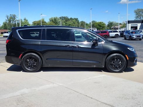 Used 2023 Chrysler Pacifica Touring-L FWD image 15