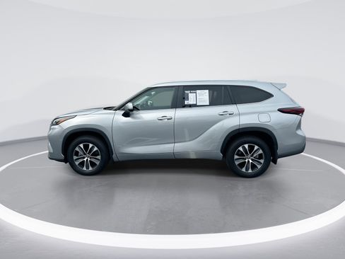 Used 2024 Toyota Highlander XLE AWD/4WD image 6