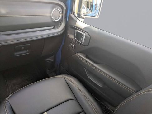 Certified 2025 Jeep Gladiator Sport AWD/4WD image 18