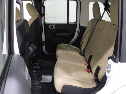 Used 2018 Jeep Wrangler Unlimited Sahara w/ Cold Weather Group AWD/4WD image 20