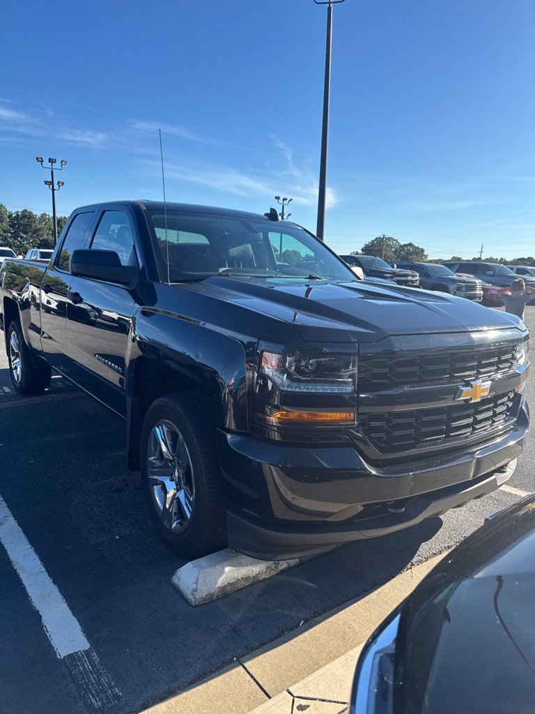 Used 2018 Chevrolet Silverado 1500 Custom w/ Custom Convenience Package AWD/4WD image 3
