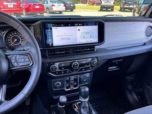 Used 2024 Jeep Gladiator Sport AWD/4WD image 9