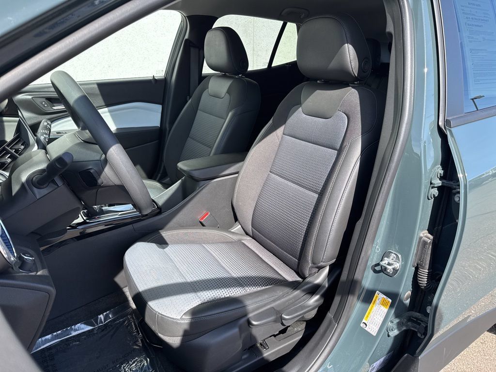Used 2025 Chevrolet Trax LT FWD image 9