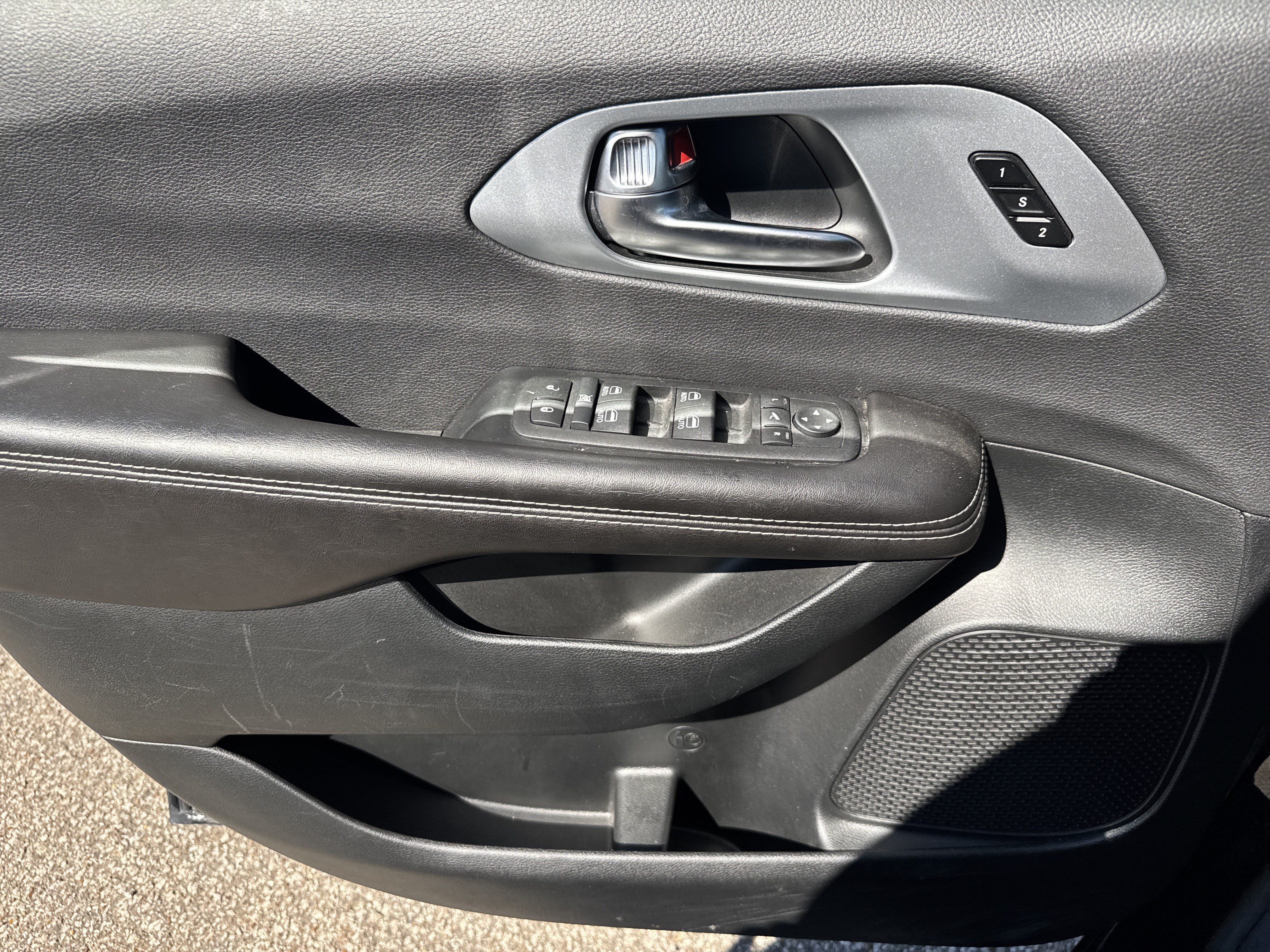 Used 2026 Chrysler Pacifica Limited FWD image 9