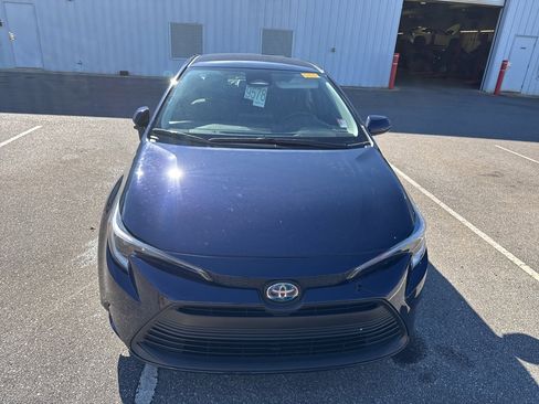 Used 2025 Toyota Corolla LE image 2