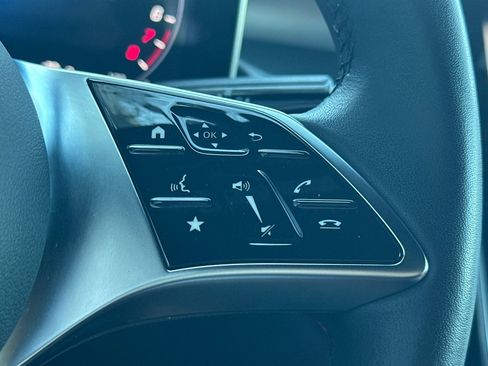 Used 2025 Mercedes-Benz GLC 350e 4MATIC image 32