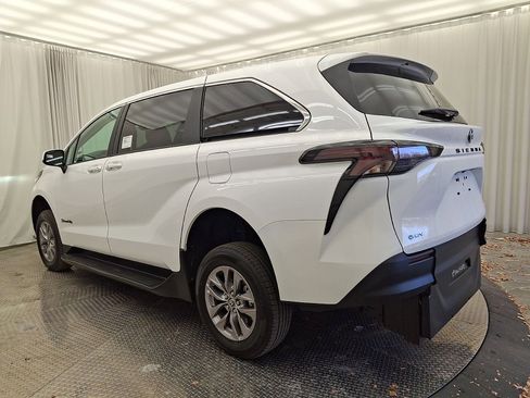 Used 2025 Toyota Sienna LE image 21